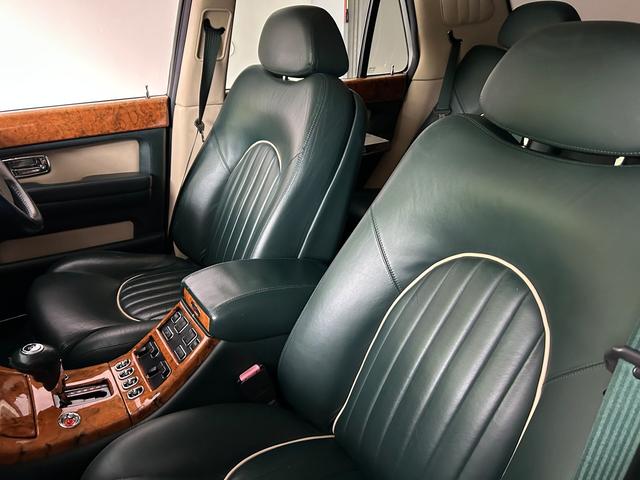 アルナージ レッドレーベル　正規ディーラー車　右ハンドル　禁煙車　フロアＭＴモード付４ＡＴ　横滑り防止装置　ドライブレコーダー　ＥＴＣ　過給器設定モデル　本革シート　シートヒーター　電動シート　アルミホイール　キーレス（35枚目）