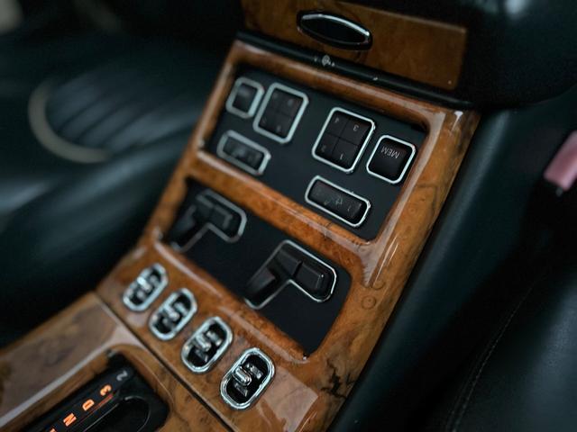 アルナージ レッドレーベル　正規ディーラー車　右ハンドル　禁煙車　フロアＭＴモード付４ＡＴ　横滑り防止装置　ドライブレコーダー　ＥＴＣ　過給器設定モデル　本革シート　シートヒーター　電動シート　アルミホイール　キーレス（39枚目）