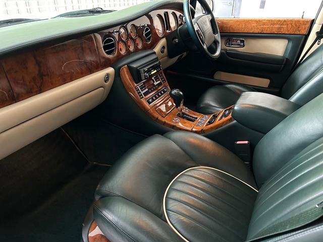アルナージ レッドレーベル　正規ディーラー車　右ハンドル　禁煙車　フロアＭＴモード付４ＡＴ　横滑り防止装置　ドライブレコーダー　ＥＴＣ　過給器設定モデル　本革シート　シートヒーター　電動シート　アルミホイール　キーレス（47枚目）
