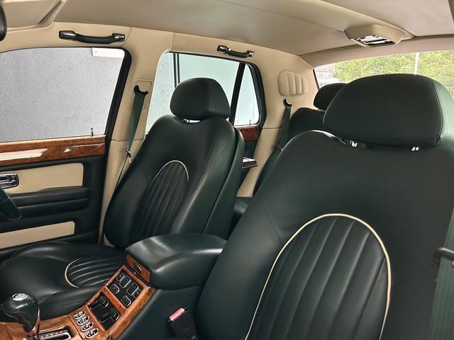 アルナージ レッドレーベル　正規ディーラー車　右ハンドル　禁煙車　フロアＭＴモード付４ＡＴ　横滑り防止装置　ドライブレコーダー　ＥＴＣ　過給器設定モデル　本革シート　シートヒーター　電動シート　アルミホイール　キーレス（53枚目）