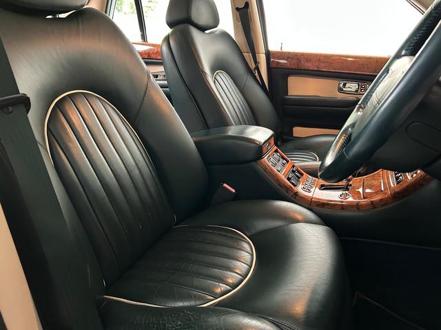 アルナージ レッドレーベル　正規ディーラー車　右ハンドル　禁煙車　フロアＭＴモード付４ＡＴ　横滑り防止装置　ドライブレコーダー　ＥＴＣ　過給器設定モデル　本革シート　シートヒーター　電動シート　アルミホイール　キーレス（54枚目）
