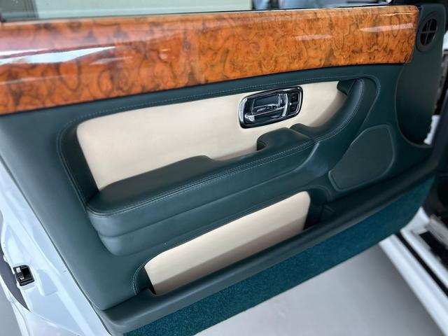 アルナージ レッドレーベル　正規ディーラー車　右ハンドル　禁煙車　フロアＭＴモード付４ＡＴ　横滑り防止装置　ドライブレコーダー　ＥＴＣ　過給器設定モデル　本革シート　シートヒーター　電動シート　アルミホイール　キーレス（65枚目）
