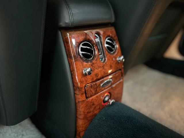 アルナージ レッドレーベル　正規ディーラー車　右ハンドル　禁煙車　フロアＭＴモード付４ＡＴ　横滑り防止装置　ドライブレコーダー　ＥＴＣ　過給器設定モデル　本革シート　シートヒーター　電動シート　アルミホイール　キーレス（67枚目）