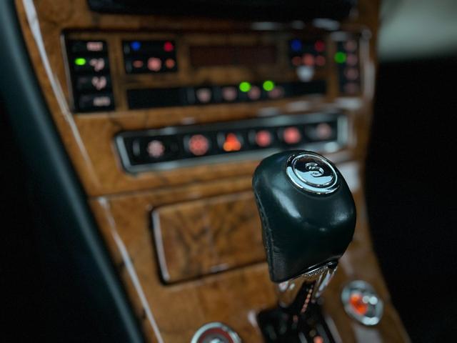 アルナージ レッドレーベル　正規ディーラー車　右ハンドル　禁煙車　フロアＭＴモード付４ＡＴ　横滑り防止装置　ドライブレコーダー　ＥＴＣ　過給器設定モデル　本革シート　シートヒーター　電動シート　アルミホイール　キーレス（73枚目）