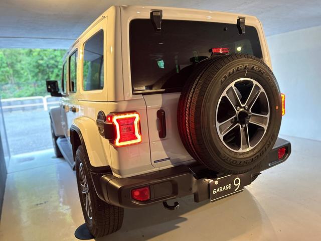 ジープ・ラングラーアンリミテッド サハラ　２．０Ｌ　４ＷＤ　ＡｐｐｌｅｃａｒＰｌａｙ　ＡＬＰＩＮＥサウンド　フロアＭＴモード付８ＡＴ　全周囲カメラ　ドライブレコーダー　ＥＴＣ　フルセグ　本革シート　電動シート　シートヒーター　アルミホイール（3枚目）
