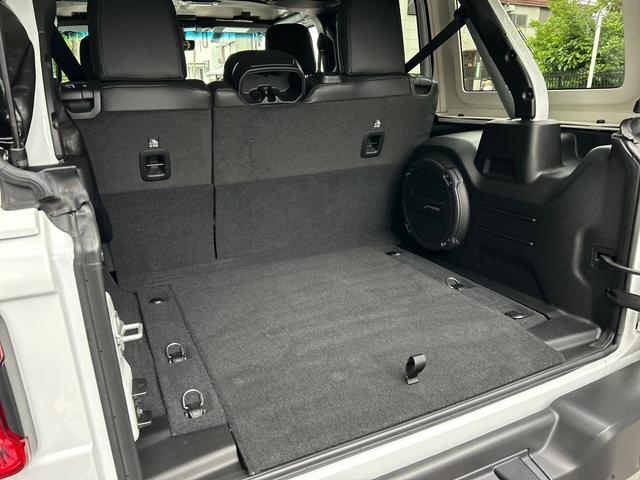 ジープ・ラングラーアンリミテッド サハラ　２．０Ｌ　４ＷＤ　ＡｐｐｌｅｃａｒＰｌａｙ　ＡＬＰＩＮＥサウンド　フロアＭＴモード付８ＡＴ　全周囲カメラ　ドライブレコーダー　ＥＴＣ　フルセグ　本革シート　電動シート　シートヒーター　アルミホイール（4枚目）