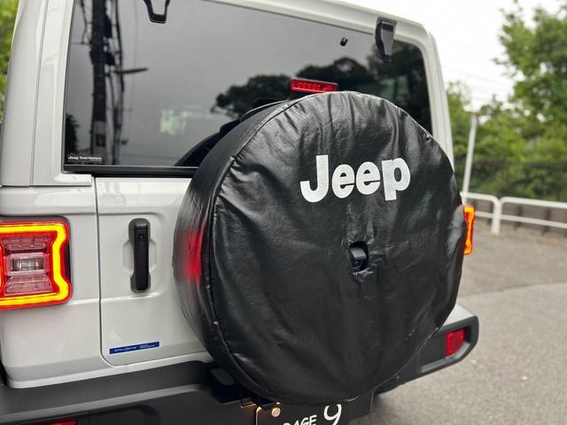 ジープ・ラングラーアンリミテッド サハラ　２．０Ｌ　４ＷＤ　ＡｐｐｌｅｃａｒＰｌａｙ　ＡＬＰＩＮＥサウンド　フロアＭＴモード付８ＡＴ　全周囲カメラ　ドライブレコーダー　ＥＴＣ　フルセグ　本革シート　電動シート　シートヒーター　アルミホイール（5枚目）