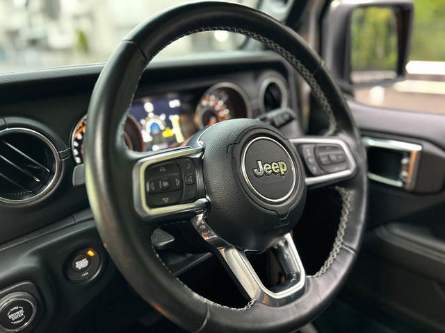 ジープ・ラングラーアンリミテッド サハラ　２．０Ｌ　４ＷＤ　ＡｐｐｌｅｃａｒＰｌａｙ　ＡＬＰＩＮＥサウンド　フロアＭＴモード付８ＡＴ　全周囲カメラ　ドライブレコーダー　ＥＴＣ　フルセグ　本革シート　電動シート　シートヒーター　アルミホイール（6枚目）