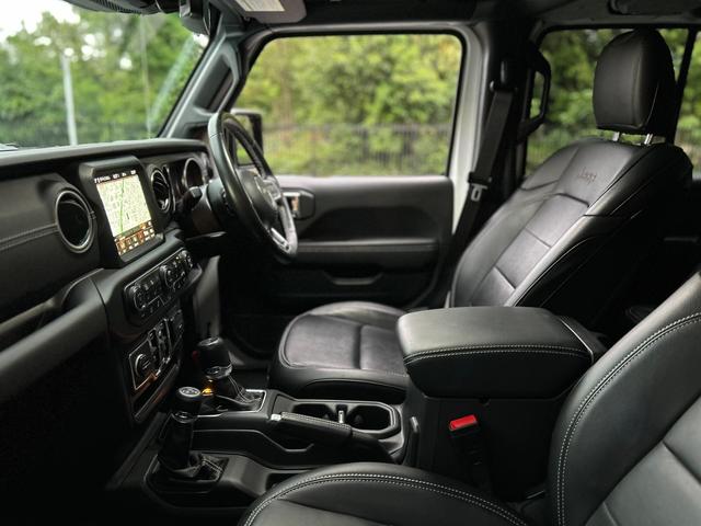 ジープ・ラングラーアンリミテッド サハラ　２．０Ｌ　４ＷＤ　ＡｐｐｌｅｃａｒＰｌａｙ　ＡＬＰＩＮＥサウンド　フロアＭＴモード付８ＡＴ　全周囲カメラ　ドライブレコーダー　ＥＴＣ　フルセグ　本革シート　電動シート　シートヒーター　アルミホイール（7枚目）