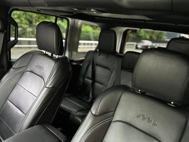 ジープ・ラングラーアンリミテッド サハラ　２．０Ｌ　４ＷＤ　ＡｐｐｌｅｃａｒＰｌａｙ　ＡＬＰＩＮＥサウンド　フロアＭＴモード付８ＡＴ　全周囲カメラ　ドライブレコーダー　ＥＴＣ　フルセグ　本革シート　電動シート　シートヒーター　アルミホイール（8枚目）