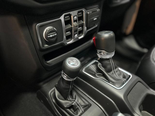 ジープ・ラングラーアンリミテッド サハラ　２．０Ｌ　４ＷＤ　ＡｐｐｌｅｃａｒＰｌａｙ　ＡＬＰＩＮＥサウンド　フロアＭＴモード付８ＡＴ　全周囲カメラ　ドライブレコーダー　ＥＴＣ　フルセグ　本革シート　電動シート　シートヒーター　アルミホイール（9枚目）