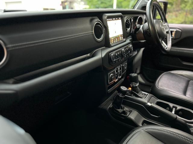 ジープ・ラングラーアンリミテッド サハラ　２．０Ｌ　４ＷＤ　ＡｐｐｌｅｃａｒＰｌａｙ　ＡＬＰＩＮＥサウンド　フロアＭＴモード付８ＡＴ　全周囲カメラ　ドライブレコーダー　ＥＴＣ　フルセグ　本革シート　電動シート　シートヒーター　アルミホイール（10枚目）