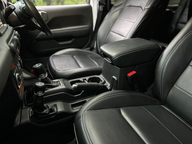 ジープ・ラングラーアンリミテッド サハラ　２．０Ｌ　４ＷＤ　ＡｐｐｌｅｃａｒＰｌａｙ　ＡＬＰＩＮＥサウンド　フロアＭＴモード付８ＡＴ　全周囲カメラ　ドライブレコーダー　ＥＴＣ　フルセグ　本革シート　電動シート　シートヒーター　アルミホイール（11枚目）