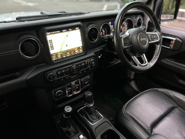 ジープ・ラングラーアンリミテッド サハラ　２．０Ｌ　４ＷＤ　ＡｐｐｌｅｃａｒＰｌａｙ　ＡＬＰＩＮＥサウンド　フロアＭＴモード付８ＡＴ　全周囲カメラ　ドライブレコーダー　ＥＴＣ　フルセグ　本革シート　電動シート　シートヒーター　アルミホイール（12枚目）