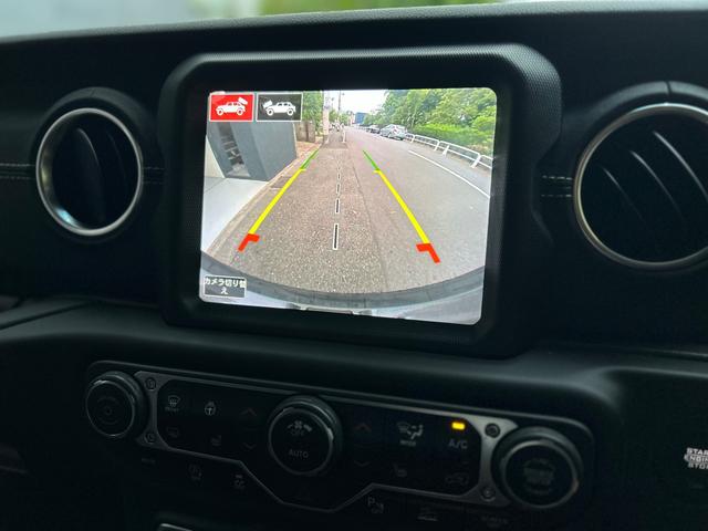 ジープ・ラングラーアンリミテッド サハラ　２．０Ｌ　４ＷＤ　ＡｐｐｌｅｃａｒＰｌａｙ　ＡＬＰＩＮＥサウンド　フロアＭＴモード付８ＡＴ　全周囲カメラ　ドライブレコーダー　ＥＴＣ　フルセグ　本革シート　電動シート　シートヒーター　アルミホイール（13枚目）