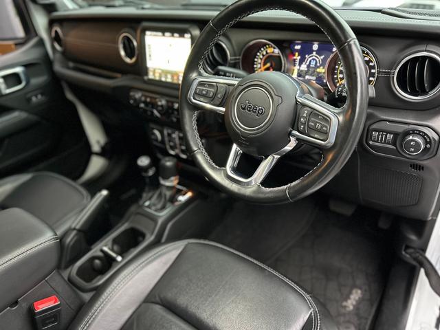 ジープ・ラングラーアンリミテッド サハラ　２．０Ｌ　４ＷＤ　ＡｐｐｌｅｃａｒＰｌａｙ　ＡＬＰＩＮＥサウンド　フロアＭＴモード付８ＡＴ　全周囲カメラ　ドライブレコーダー　ＥＴＣ　フルセグ　本革シート　電動シート　シートヒーター　アルミホイール（15枚目）