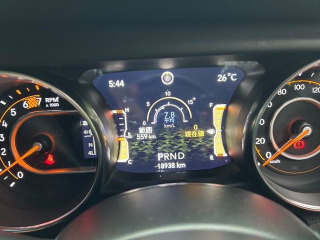 ジープ・ラングラーアンリミテッド サハラ　２．０Ｌ　４ＷＤ　ＡｐｐｌｅｃａｒＰｌａｙ　ＡＬＰＩＮＥサウンド　フロアＭＴモード付８ＡＴ　全周囲カメラ　ドライブレコーダー　ＥＴＣ　フルセグ　本革シート　電動シート　シートヒーター　アルミホイール（16枚目）