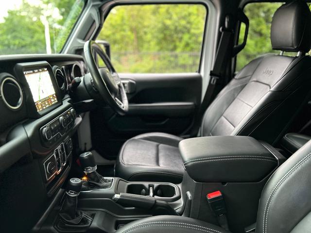 ジープ・ラングラーアンリミテッド サハラ　２．０Ｌ　４ＷＤ　ＡｐｐｌｅｃａｒＰｌａｙ　ＡＬＰＩＮＥサウンド　フロアＭＴモード付８ＡＴ　全周囲カメラ　ドライブレコーダー　ＥＴＣ　フルセグ　本革シート　電動シート　シートヒーター　アルミホイール（17枚目）