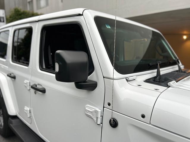 ジープ・ラングラーアンリミテッド サハラ　２．０Ｌ　４ＷＤ　ＡｐｐｌｅｃａｒＰｌａｙ　ＡＬＰＩＮＥサウンド　フロアＭＴモード付８ＡＴ　全周囲カメラ　ドライブレコーダー　ＥＴＣ　フルセグ　本革シート　電動シート　シートヒーター　アルミホイール（18枚目）
