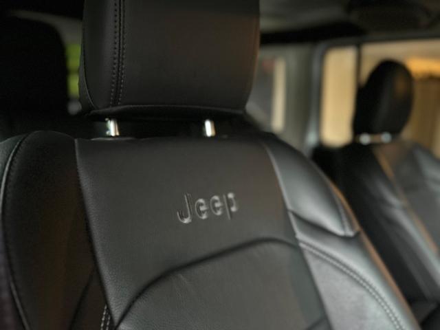 ジープ・ラングラーアンリミテッド サハラ　２．０Ｌ　４ＷＤ　ＡｐｐｌｅｃａｒＰｌａｙ　ＡＬＰＩＮＥサウンド　フロアＭＴモード付８ＡＴ　全周囲カメラ　ドライブレコーダー　ＥＴＣ　フルセグ　本革シート　電動シート　シートヒーター　アルミホイール（19枚目）
