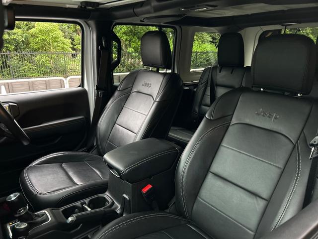 ジープ・ラングラーアンリミテッド サハラ　２．０Ｌ　４ＷＤ　ＡｐｐｌｅｃａｒＰｌａｙ　ＡＬＰＩＮＥサウンド　フロアＭＴモード付８ＡＴ　全周囲カメラ　ドライブレコーダー　ＥＴＣ　フルセグ　本革シート　電動シート　シートヒーター　アルミホイール（20枚目）