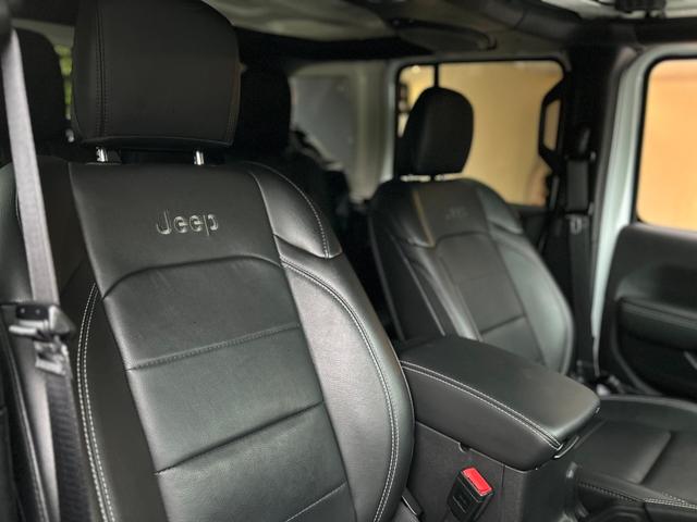 ジープ・ラングラーアンリミテッド サハラ　２．０Ｌ　４ＷＤ　ＡｐｐｌｅｃａｒＰｌａｙ　ＡＬＰＩＮＥサウンド　フロアＭＴモード付８ＡＴ　全周囲カメラ　ドライブレコーダー　ＥＴＣ　フルセグ　本革シート　電動シート　シートヒーター　アルミホイール（23枚目）