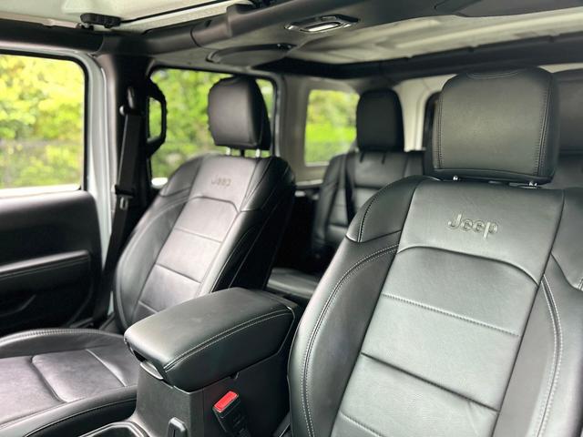 ジープ・ラングラーアンリミテッド サハラ　２．０Ｌ　４ＷＤ　ＡｐｐｌｅｃａｒＰｌａｙ　ＡＬＰＩＮＥサウンド　フロアＭＴモード付８ＡＴ　全周囲カメラ　ドライブレコーダー　ＥＴＣ　フルセグ　本革シート　電動シート　シートヒーター　アルミホイール（25枚目）