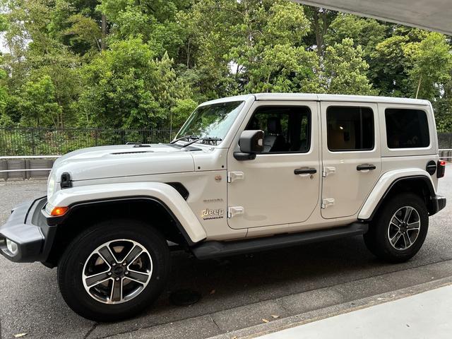 ジープ・ラングラーアンリミテッド サハラ　２．０Ｌ　４ＷＤ　ＡｐｐｌｅｃａｒＰｌａｙ　ＡＬＰＩＮＥサウンド　フロアＭＴモード付８ＡＴ　全周囲カメラ　ドライブレコーダー　ＥＴＣ　フルセグ　本革シート　電動シート　シートヒーター　アルミホイール（26枚目）