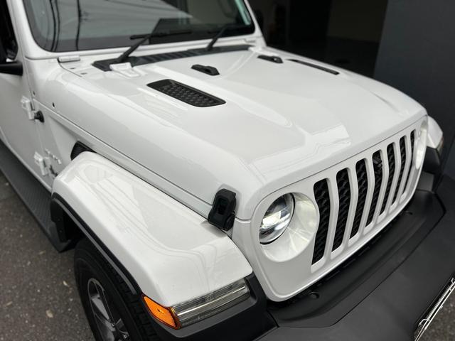 ジープ・ラングラーアンリミテッド サハラ　２．０Ｌ　４ＷＤ　ＡｐｐｌｅｃａｒＰｌａｙ　ＡＬＰＩＮＥサウンド　フロアＭＴモード付８ＡＴ　全周囲カメラ　ドライブレコーダー　ＥＴＣ　フルセグ　本革シート　電動シート　シートヒーター　アルミホイール（28枚目）