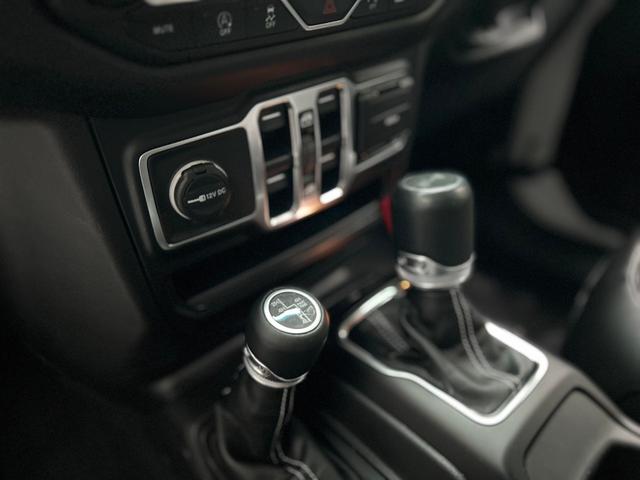 ジープ・ラングラーアンリミテッド サハラ　２．０Ｌ　４ＷＤ　ＡｐｐｌｅｃａｒＰｌａｙ　ＡＬＰＩＮＥサウンド　フロアＭＴモード付８ＡＴ　全周囲カメラ　ドライブレコーダー　ＥＴＣ　フルセグ　本革シート　電動シート　シートヒーター　アルミホイール（33枚目）