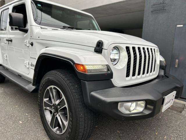 ジープ・ラングラーアンリミテッド サハラ　２．０Ｌ　４ＷＤ　ＡｐｐｌｅｃａｒＰｌａｙ　ＡＬＰＩＮＥサウンド　フロアＭＴモード付８ＡＴ　全周囲カメラ　ドライブレコーダー　ＥＴＣ　フルセグ　本革シート　電動シート　シートヒーター　アルミホイール（34枚目）