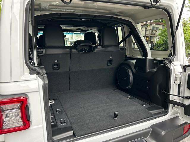 ジープ・ラングラーアンリミテッド サハラ　２．０Ｌ　４ＷＤ　ＡｐｐｌｅｃａｒＰｌａｙ　ＡＬＰＩＮＥサウンド　フロアＭＴモード付８ＡＴ　全周囲カメラ　ドライブレコーダー　ＥＴＣ　フルセグ　本革シート　電動シート　シートヒーター　アルミホイール（36枚目）