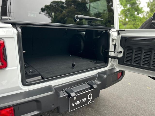 ジープ・ラングラーアンリミテッド サハラ　２．０Ｌ　４ＷＤ　ＡｐｐｌｅｃａｒＰｌａｙ　ＡＬＰＩＮＥサウンド　フロアＭＴモード付８ＡＴ　全周囲カメラ　ドライブレコーダー　ＥＴＣ　フルセグ　本革シート　電動シート　シートヒーター　アルミホイール（38枚目）