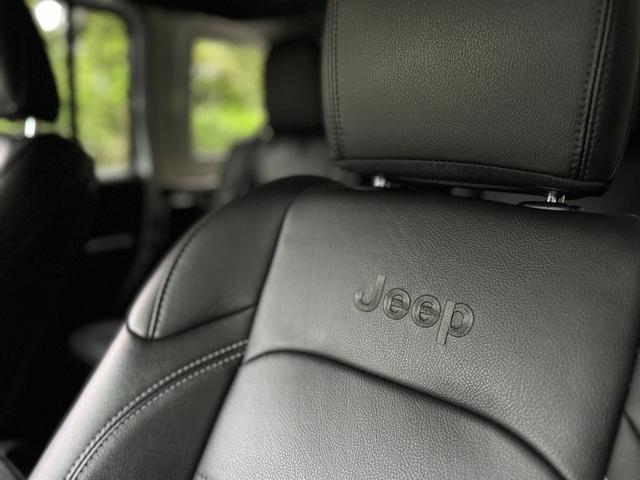 ジープ・ラングラーアンリミテッド サハラ　２．０Ｌ　４ＷＤ　ＡｐｐｌｅｃａｒＰｌａｙ　ＡＬＰＩＮＥサウンド　フロアＭＴモード付８ＡＴ　全周囲カメラ　ドライブレコーダー　ＥＴＣ　フルセグ　本革シート　電動シート　シートヒーター　アルミホイール（42枚目）