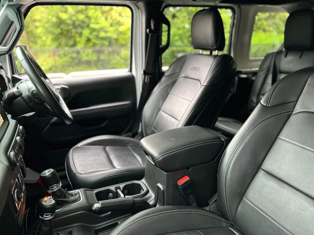 ジープ・ラングラーアンリミテッド サハラ　２．０Ｌ　４ＷＤ　ＡｐｐｌｅｃａｒＰｌａｙ　ＡＬＰＩＮＥサウンド　フロアＭＴモード付８ＡＴ　全周囲カメラ　ドライブレコーダー　ＥＴＣ　フルセグ　本革シート　電動シート　シートヒーター　アルミホイール（43枚目）