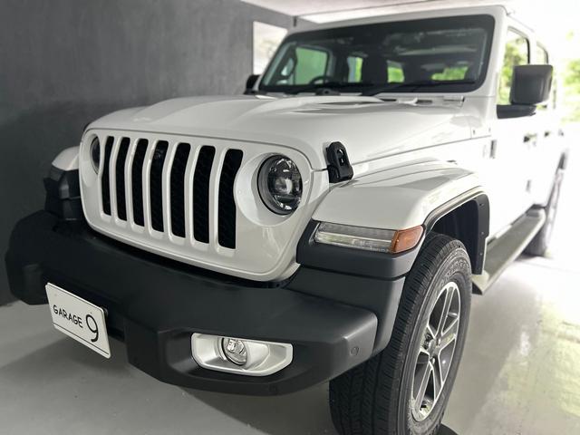 ジープ・ラングラーアンリミテッド サハラ　２．０Ｌ　４ＷＤ　ＡｐｐｌｅｃａｒＰｌａｙ　ＡＬＰＩＮＥサウンド　フロアＭＴモード付８ＡＴ　全周囲カメラ　ドライブレコーダー　ＥＴＣ　フルセグ　本革シート　電動シート　シートヒーター　アルミホイール（48枚目）