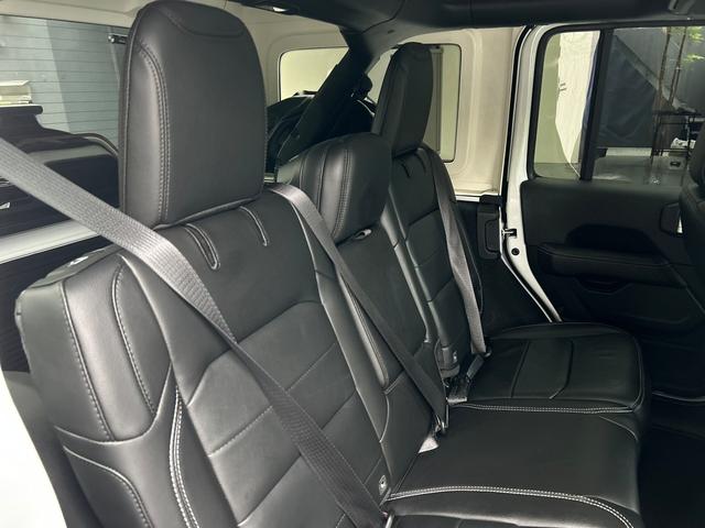 ジープ・ラングラーアンリミテッド サハラ　２．０Ｌ　４ＷＤ　ＡｐｐｌｅｃａｒＰｌａｙ　ＡＬＰＩＮＥサウンド　フロアＭＴモード付８ＡＴ　全周囲カメラ　ドライブレコーダー　ＥＴＣ　フルセグ　本革シート　電動シート　シートヒーター　アルミホイール（52枚目）