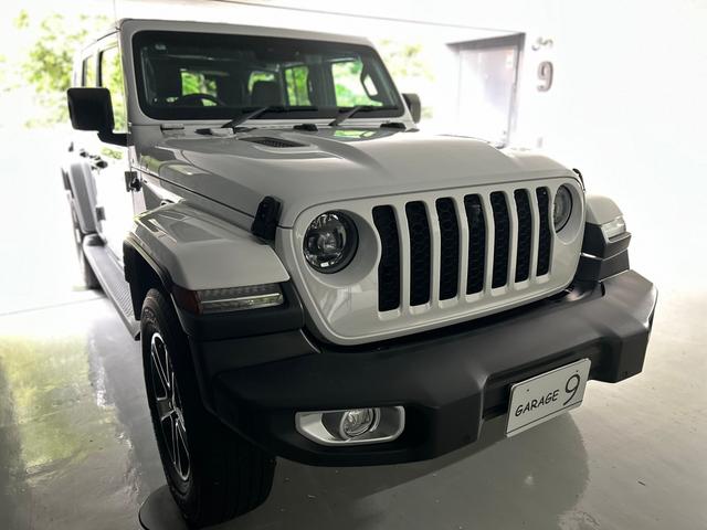 ジープ・ラングラーアンリミテッド サハラ　２．０Ｌ　４ＷＤ　ＡｐｐｌｅｃａｒＰｌａｙ　ＡＬＰＩＮＥサウンド　フロアＭＴモード付８ＡＴ　全周囲カメラ　ドライブレコーダー　ＥＴＣ　フルセグ　本革シート　電動シート　シートヒーター　アルミホイール（54枚目）