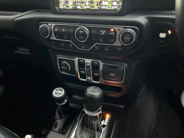 ジープ・ラングラーアンリミテッド サハラ　２．０Ｌ　４ＷＤ　ＡｐｐｌｅｃａｒＰｌａｙ　ＡＬＰＩＮＥサウンド　フロアＭＴモード付８ＡＴ　全周囲カメラ　ドライブレコーダー　ＥＴＣ　フルセグ　本革シート　電動シート　シートヒーター　アルミホイール（55枚目）