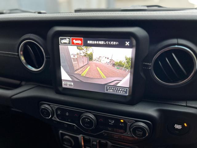ジープ・ラングラーアンリミテッド サハラ　２．０Ｌ　４ＷＤ　ＡｐｐｌｅｃａｒＰｌａｙ　ＡＬＰＩＮＥサウンド　フロアＭＴモード付８ＡＴ　全周囲カメラ　ドライブレコーダー　ＥＴＣ　フルセグ　本革シート　電動シート　シートヒーター　アルミホイール（56枚目）