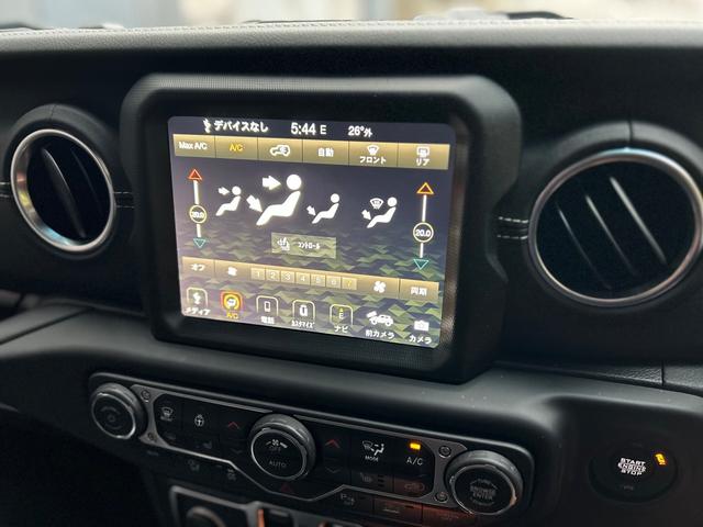 ジープ・ラングラーアンリミテッド サハラ　２．０Ｌ　４ＷＤ　ＡｐｐｌｅｃａｒＰｌａｙ　ＡＬＰＩＮＥサウンド　フロアＭＴモード付８ＡＴ　全周囲カメラ　ドライブレコーダー　ＥＴＣ　フルセグ　本革シート　電動シート　シートヒーター　アルミホイール（58枚目）