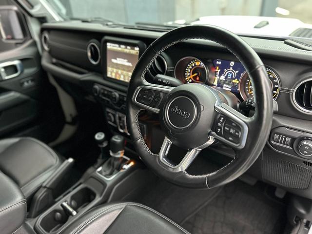 ジープ・ラングラーアンリミテッド サハラ　２．０Ｌ　４ＷＤ　ＡｐｐｌｅｃａｒＰｌａｙ　ＡＬＰＩＮＥサウンド　フロアＭＴモード付８ＡＴ　全周囲カメラ　ドライブレコーダー　ＥＴＣ　フルセグ　本革シート　電動シート　シートヒーター　アルミホイール（62枚目）