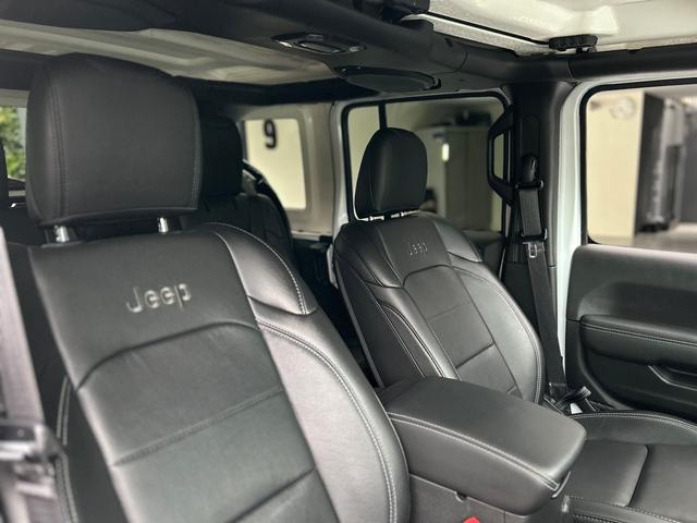 ジープ・ラングラーアンリミテッド サハラ　２．０Ｌ　４ＷＤ　ＡｐｐｌｅｃａｒＰｌａｙ　ＡＬＰＩＮＥサウンド　フロアＭＴモード付８ＡＴ　全周囲カメラ　ドライブレコーダー　ＥＴＣ　フルセグ　本革シート　電動シート　シートヒーター　アルミホイール（63枚目）