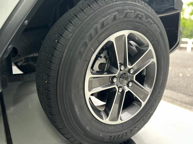 ジープ・ラングラーアンリミテッド サハラ　２．０Ｌ　４ＷＤ　ＡｐｐｌｅｃａｒＰｌａｙ　ＡＬＰＩＮＥサウンド　フロアＭＴモード付８ＡＴ　全周囲カメラ　ドライブレコーダー　ＥＴＣ　フルセグ　本革シート　電動シート　シートヒーター　アルミホイール（77枚目）