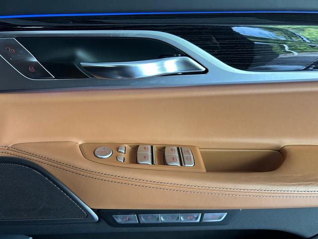 ７シリーズ ７４０ｅアイパフォーマンス　Ｍスポーツ　フルエアロ　電動シート　本革シート　シートヒーター　シートエアコン　ドライブレコーダー　ＥＴＣ　過給器設定モデル　ナビ　フルセグ　アイドリングストップ　フロント／サイド／バックカメラ（53枚目）