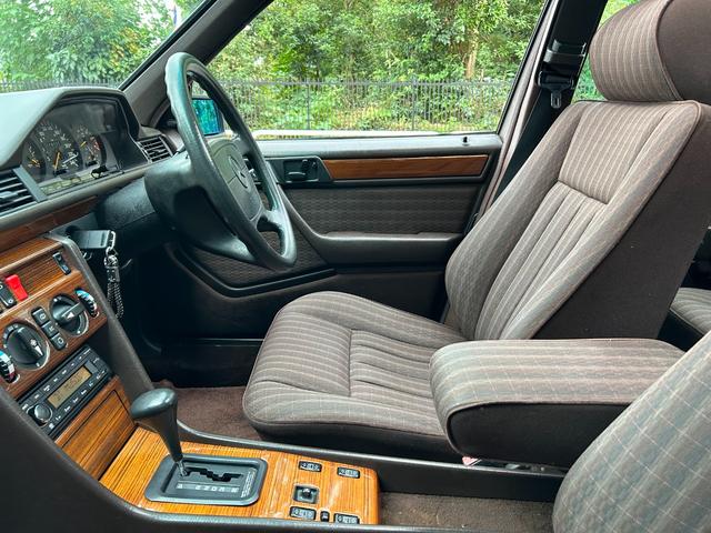 ミディアムクラス ３００ＴＥ　右ハンドル（Ｗ１２４）　サンルーフ　オートリモコンキー（16枚目）