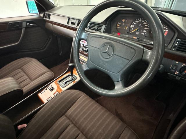 ミディアムクラス ３００ＴＥ　右ハンドル（Ｗ１２４）　サンルーフ　オートリモコンキー（18枚目）