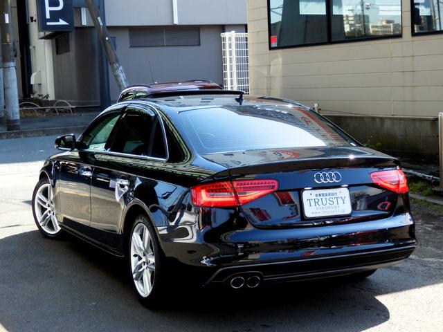2.0TFSI SラインPKG 後期型 ガラスサンルーフ 専用フルエアロ 専用18AW スポーツステアリング スポーツサスペンション 黒ハーフ革スポーツシート シートヒーター 純正ナビ フルセグTV アドバンストキー(11枚目)