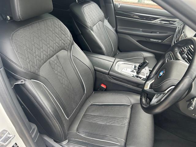 ７シリーズ ７４０ｉ　Ｍスポーツ　ＳＲ・黒革・シートヒーター・シートクーラー・３６０度カメラ・ハーマンカードンスピーカー・ヘッドアップディスプレイ・パワートランク・Ｆドライブレコーダー・ＥＴＣ・２０ＡＷ（13枚目）