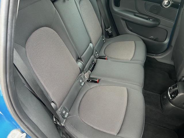 後部座席からシートの背もたれを倒せばトランクスルーになり長いものでも室内保管することができる